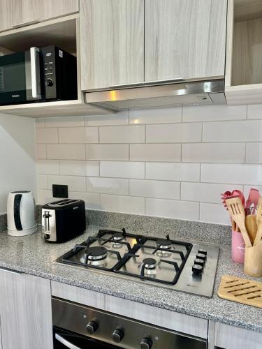 a kitchen counter with a stove top in a kitchen at Luminoso y central dpto in Los Ángeles