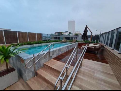 una piscina sul tetto di un edificio di Flat Beira-Mar Cabo Branco a João Pessoa