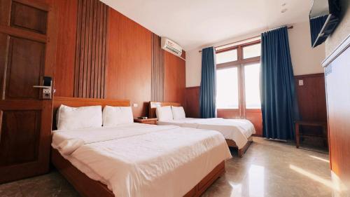 Кровать или кровати в номере Kim Ngoc Khanh Hotel