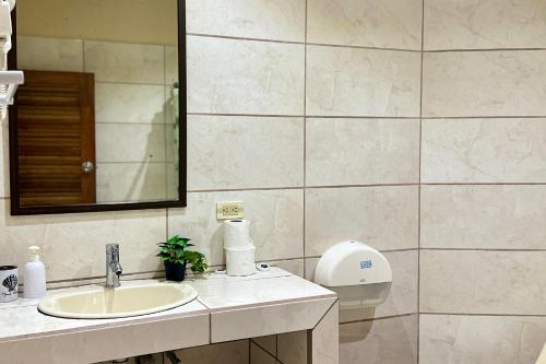 Un baño de Hospedaje Colibri