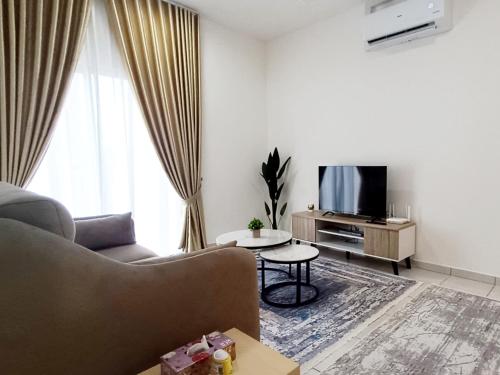 ein Wohnzimmer mit Sofa und Fernseher in der Unterkunft Nara Nook Homestay Bangi in Kajang