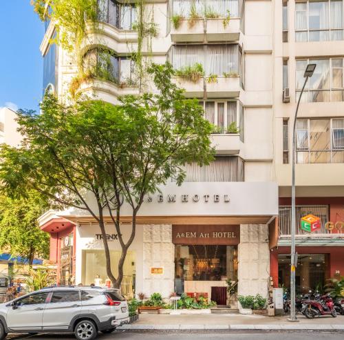 ホーチミン・シティにあるA&EM アート ホテルの新しいアートホテルの前に駐車された車