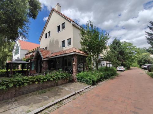 El barrio en el que está la villa o un barrio cercano