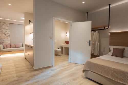 Ένα ή περισσότερα κρεβάτια σε δωμάτιο στο Nest in the City Apartment Volos
