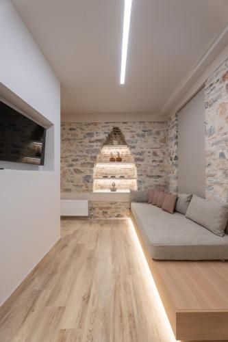 Μια τηλεόραση ή/και κέντρο ψυχαγωγίας στο Nest in the City Apartment Volos