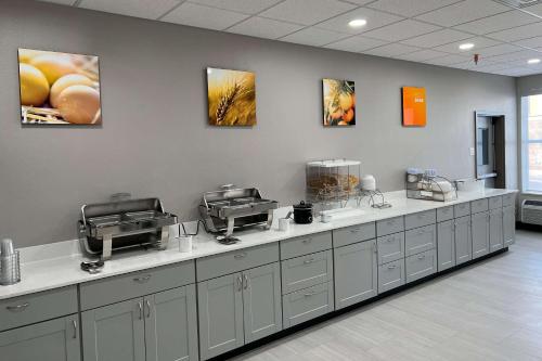 a waiting room with a counter in a hospital at Comfort Inn & Suites in Lubbock