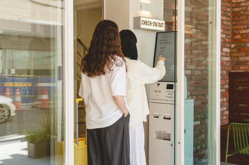 Gallery image of Sinchon Local Friends Hotel in Seoul
