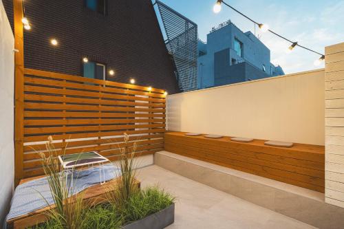 Gallery image of Sinchon Local Friends Hotel in Seoul