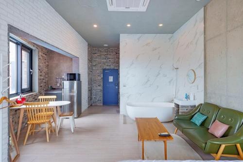 Posezení v ubytování Gangneung Memory Stay Ocean View Pension