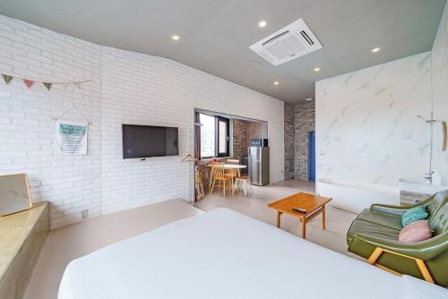TV a/nebo společenská místnost v ubytování Gangneung Memory Stay Ocean View Pension
