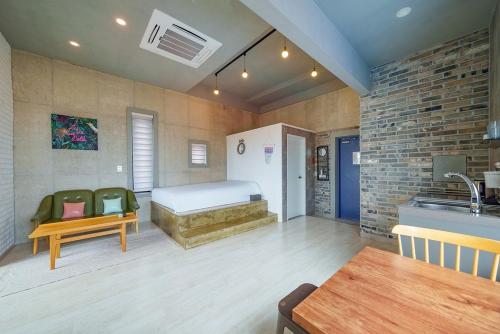 Postel nebo postele na pokoji v ubytování Gangneung Memory Stay Ocean View Pension
