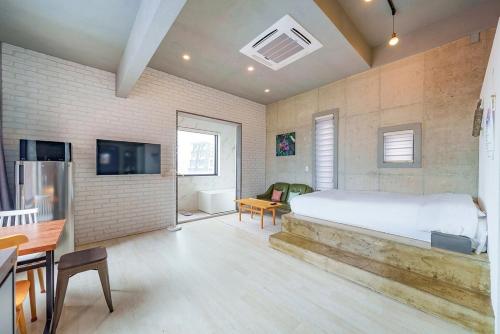 TV a/nebo společenská místnost v ubytování Gangneung Memory Stay Ocean View Pension