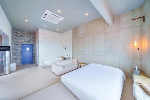 Postel nebo postele na pokoji v ubytování Gangneung Memory Stay Ocean View Pension