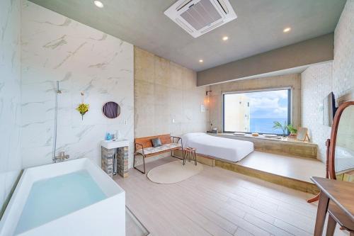 Postel nebo postele na pokoji v ubytování Gangneung Memory Stay Ocean View Pension