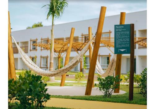 un hamac en face d'un bâtiment dans l'établissement Pipa Privilege Ocean TOP, à Pipa