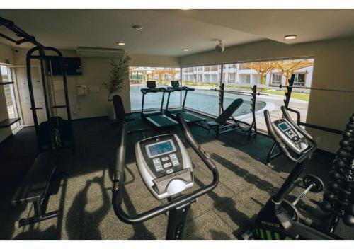 - une salle de sport avec deux machines à rouler dans l'établissement Pipa Privilege Ocean TOP, à Pipa