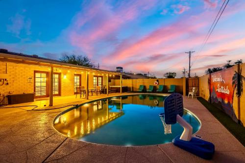 Πισίνα στο ή κοντά στο Scottsdale 5 Bedroom Vacation Home with Pool, Hot Tub, and Mini Golf Near Old Town Entertainment and Dining! Great for Families! Near Airport