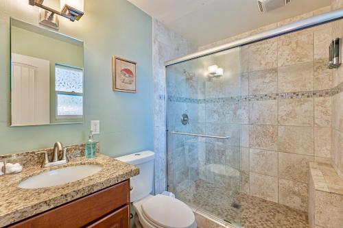 un bagno con doccia, WC e lavandino di Scottsdale 5 Bedroom Vacation Home with Pool, Hot Tub, and Mini Golf Near Old Town Entertainment and Dining! Great for Families! Near Airport a Scottsdale
