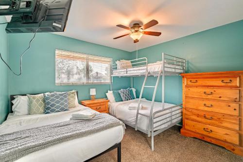 una camera con 2 letti a castello e un ventilatore a soffitto di Scottsdale 5 Bedroom Vacation Home with Pool, Hot Tub, and Mini Golf Near Old Town Entertainment and Dining! Great for Families! Near Airport a Scottsdale