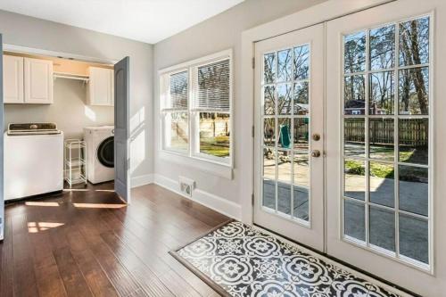 una cucina con una grande porta e una cucina con una cucina di Raleigh Retreat with Pool Table, Grill & ADA Bath a Zebulon