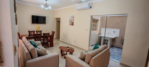 Una sala de estar con dos sofás y un comedor. en Departamento Shalom, en Tarija
