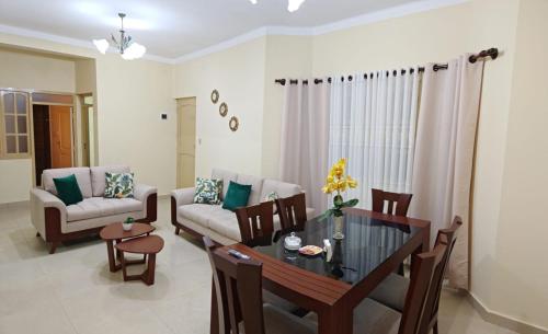 una sala de estar con una mesa y un sofá en Departamento Shalom, en Tarija