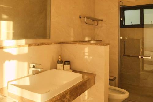 Et badeværelse på Green Valley Golf Club Villa 66