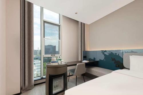 Ένα ή περισσότερα κρεβάτια σε δωμάτιο στο Atour Light Hotel Hangzhou Gongshu Grand Canal