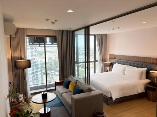 Katil atau katil-katil dalam bilik di Oakwood Suites Tiwanon Bangkok
