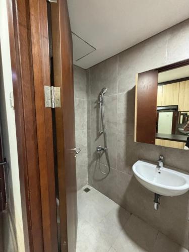 a bathroom with a sink and a shower at Pollux habibie batam in Bagam