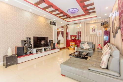 a living room with a couch and a tv at Tiên Hoa Sơn Villa in Da Lat