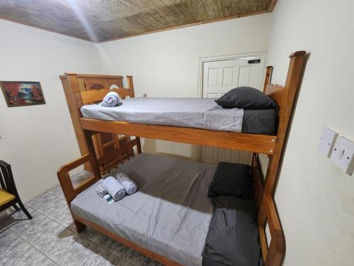 Llit o llits en una habitació de Hidden Bungalow