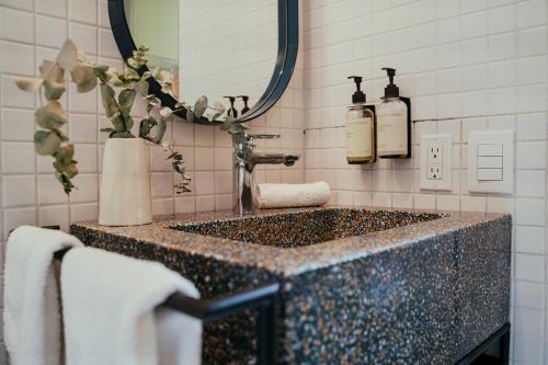 a bathroom with a sink and a mirror at Guest Rooms Jardín Prim in Mexico City