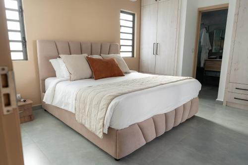 Una cama o camas en una habitación de Nilaya Villa by Swarga Mauritius