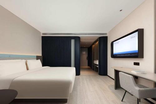 Ένα ή περισσότερα κρεβάτια σε δωμάτιο στο Atour Light Hotel Hangzhou Gongshu Grand Canal