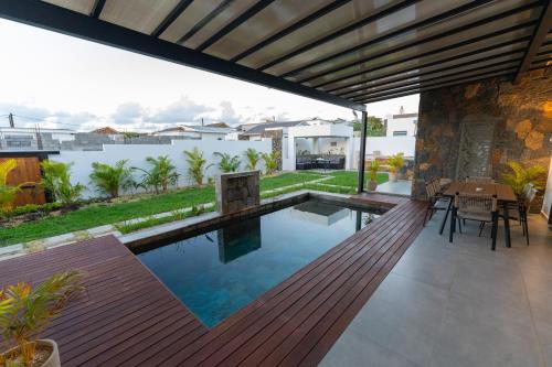 La alberca dentro o cerca de Nilaya Villa by Swarga Mauritius