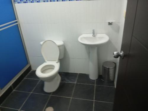 Un baño de Hotel Deus