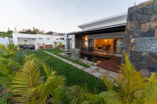 Un jardín fuera de Nilaya Villa by Swarga Mauritius