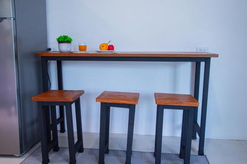 a table with two stools and a table with a counter at Monte y Alma Monteverde in Cebadilla