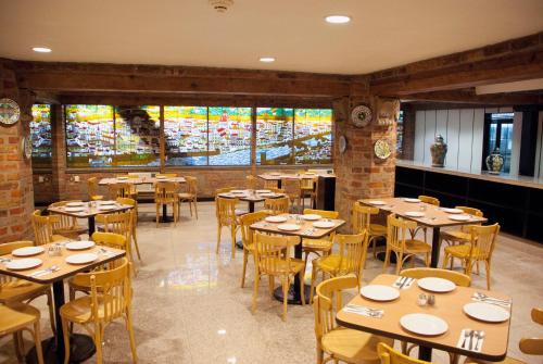 Un restaurante u otro lugar para comer en Hotel PF