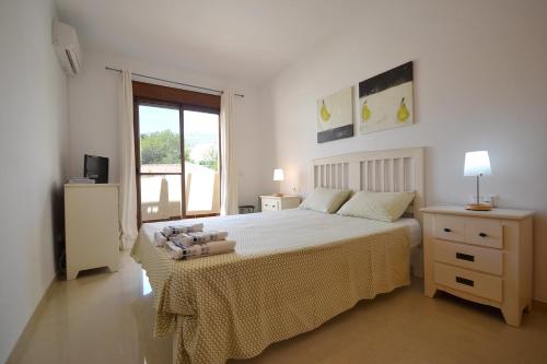 ネルハにある9 Amarantoの白いベッドルーム(ベッド1台、窓付)