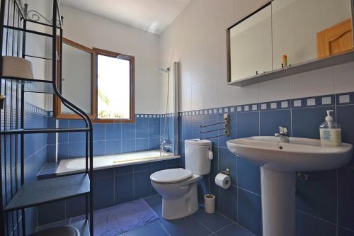 ネルハにある9 Amarantoの青と白のバスルーム(トイレ、シンク付)