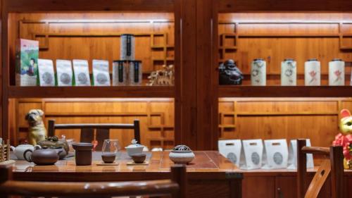 Huayue Hongyuanju Boutique Art B&Bにあるコーヒーまたはお茶