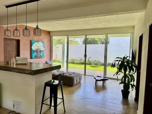a kitchen with a bar and a living room at Bosque Geométrico in Tepoztlán