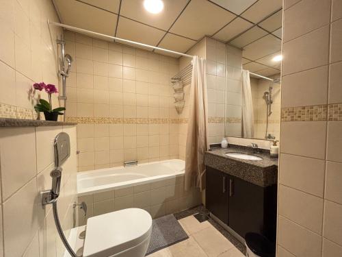 Premium 1BR in Dubai Marina King Bed, Marina View, Near JBR, Beach & Vibrant Nightlife photo 2