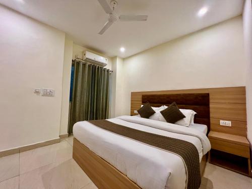 a bedroom with a large bed in a room at Hotel The Reo twist, Haridwar in Haridwār