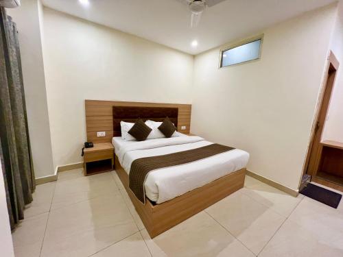 a bedroom with a large bed in a room at Hotel The Reo twist, Haridwar in Haridwār