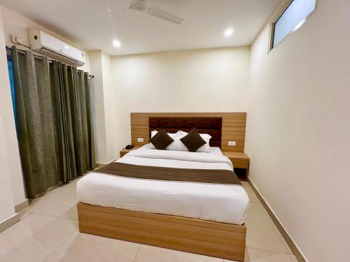 a bedroom with a large bed in a room at Hotel The Reo twist, Haridwar in Haridwār