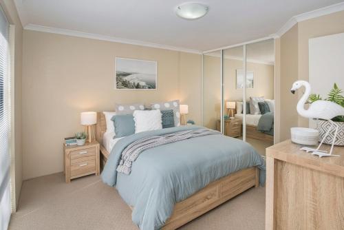 ein Schlafzimmer mit einem großen Bett mit einem Schwan darauf in der Unterkunft Ocean Pearls in Busselton