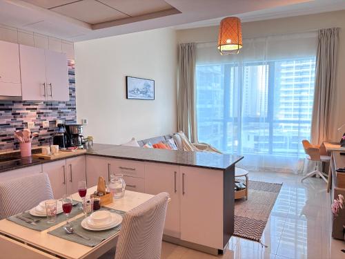 Premium 1BR in Dubai Marina King Bed, Marina View, Near JBR, Beach & Vibrant Nightlife photo 3